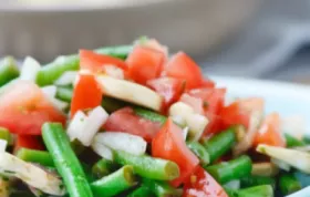 Erfrischender Fisolen-Tomaten-Salat mit frischen Kräutern