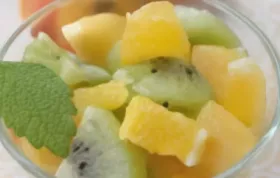 Erfrischender Fruchtsalat mit saisonalem Obst