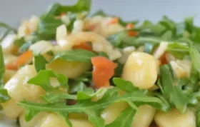 Erfrischender Gnocchi Sommersalat mit Tomaten und Basilikum