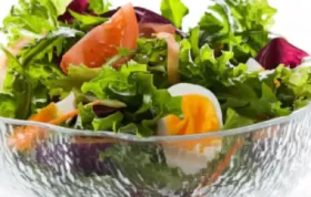 Erfrischender Löwenzahnsalat mit Zitrone und Honig Dressing