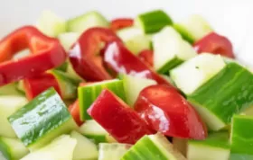 Erfrischender Paprika Gurken Salat mit einem würzigen Dressing