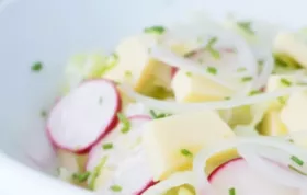 Erfrischender Radieschensalat mit würzigem Käse