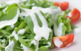 Erfrischender Salat mit einer cremigen Joghurt-Kräutermarinade