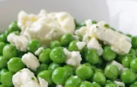 Erfrischender Salat mit Feta und frischen Sommergemüsen