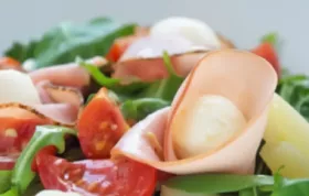 Erfrischender Salat mit schmackhaftem Schinken und cremigem Mozzarella