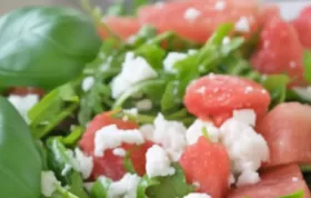 Erfrischender Salat mit süßer Melone und herzhaftem Feta