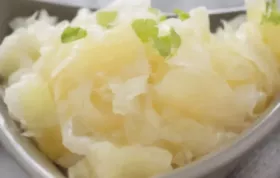 Erfrischender Sauerkraut-Ananas-Salat mit einem Hauch von exotischer Süße