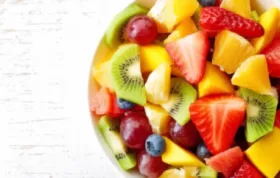 Erfrischender Sommerlicher Obstsalat mit Honig Dressing