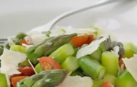 Erfrischender Spargelsalat mit würzigem Parmesan