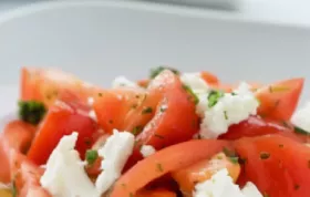 Erfrischender Tomatensalat mit cremigem Feta