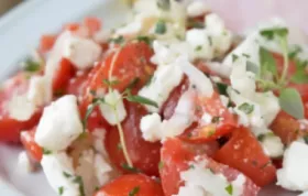 Erfrischender Tomatensalat mit würzigem Schafskäse