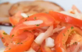 Erfrischender Tomatensalat mit würzigen Zwiebeln