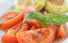 Erfrischender Tomatensalat mit zart schmelzendem Mozzarella und frischem Basilikum.