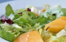 Erfrischender und gesunder bunter Salat mit Kaki