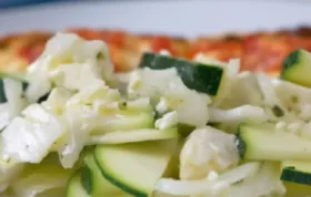 Erfrischender Zucchinisalat mit würzigem Schafskäse