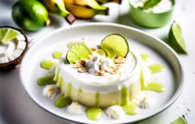 Erfrischendes Dessert: Bananen mit Kokoscreme und Limettensaft