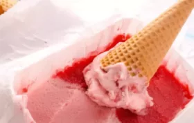 Erfrischendes Erdbeer-Joghurt-Eis zum Selbermachen