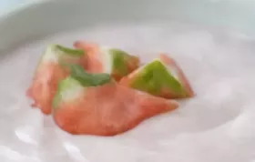 Erfrischendes Erdbeerdessert mit Joghurt und Haferflocken