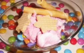 Erfrischendes Erdbeereis mit knusprigen Smarties