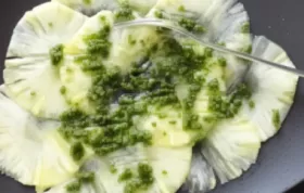 Erfrischendes Rezept für Ananas-Scheiben mit aromatischem Minze-Pesto