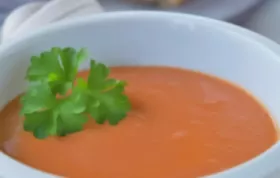 Erfrischendes Rezept für eine kalte Joghurt-Tomaten-Suppe