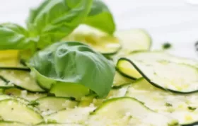 Erfrischendes und leichtes Zucchini-Carpaccio