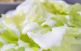 Erfrischendes und würziges Joghurt-Senf-Dressing