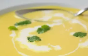 Exotische Ananas Curry Suppe