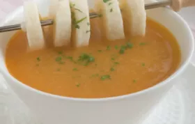 Exotische Bananen-Kokos-Suppe mit einer köstlichen Kombination aus fruchtig-süßen Bananen und aromatischer Kokosmilch.