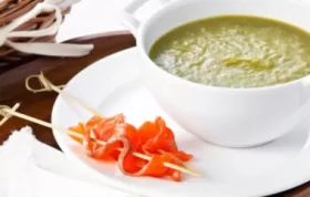 Feine Spargelcremesuppe mit zartem Lachs