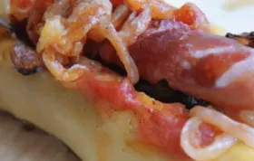 Feurige Hot Dog mit Zwiebelsosse