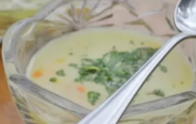 Frische Gemüsesuppe mit Kräutern