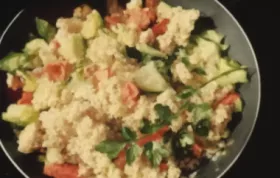 Frischer Couscous-Salat mit Gemüse und Kräutern