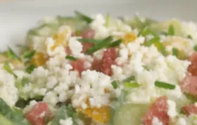 Frischer Gurken-Paprika-Salat mit Joghurtdressing