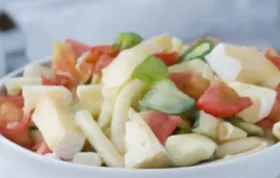 Frischer Nudelsalat mit Gemüse und Kräutern