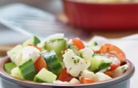 Fruchtig-frischer Tomaten-Gurkensalat mit cremigem Feta