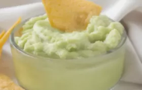 Fruchtig-scharfe Avocadocreme mit Limettensaft