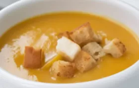 Fruchtige Orangensuppe mit einer Prise Zimt und frischer Minze