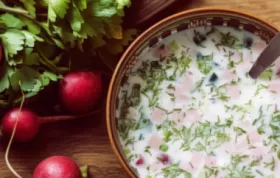 Frühlingshaft leichte Suppe mit frischen Radieschen