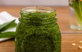 Frühlingshaftes Pesto mit würzigem Bärlauch und knusprigen Pinienkernen