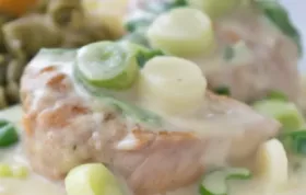 Gebratene Lachsfilets mit Frühlingszwiebeln