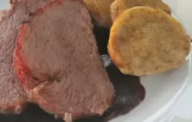 Gegrilltes Ochsfleisch mit Rotkraut und Serviettenknödel auf Rotweinsoße
