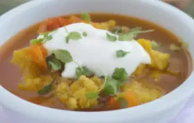 Gemüsesuppe mit Joghurthäubchen