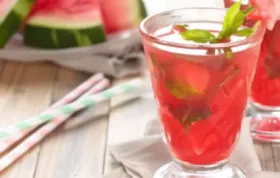 Genießen Sie den Sommer mit einem erfrischenden Wassermelonen-Mojito!