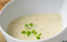 Genießen Sie diese herzhafte Schwarzwurzelsuppe mit knusprigem geröstetem Brot und frischer Petersilie