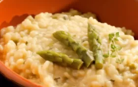 Genießen Sie ein köstliches Spargelrisotto mit würzigem Parmesan.