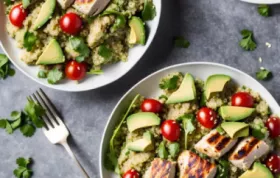 Gesunder Avocado Quinoa Salat mit gegrilltem Huhn