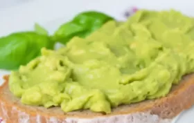 Gesunder Avocadoaufstrich für ein leckeres Frühstück oder als Snack