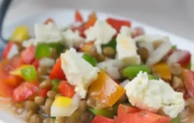 Gesunder und leckerer Linsensalat mit cremigem Schafskäse