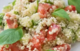 Gesunder und leckerer Quinoa-Salat mit cremiger Avocado